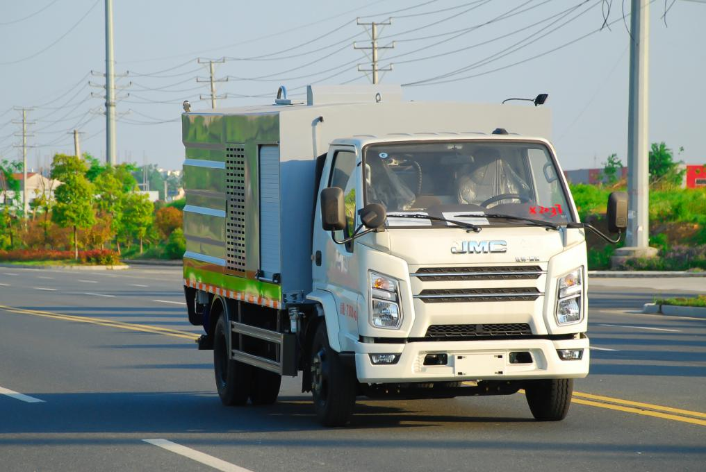 江鈴護(hù)欄清洗車-清洗城市護(hù)欄專用車-盈通清洗車廠家